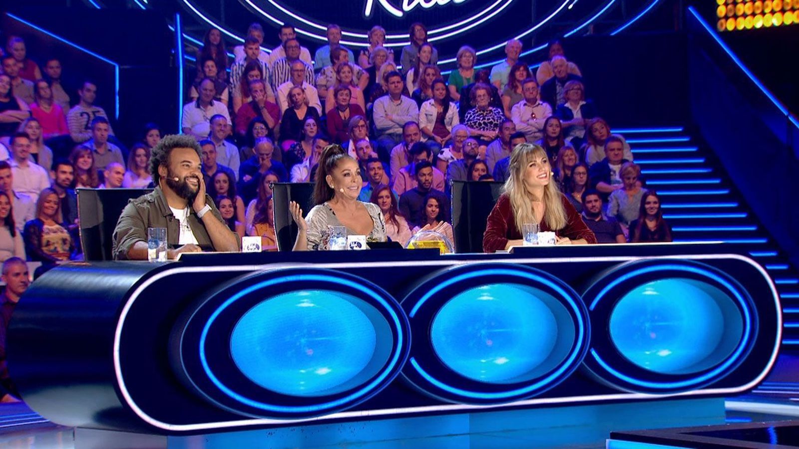 Isabel Pantoja (centro), junto a Carlos Jean y Edurne. Los tres son cantantes y miembros del jurado de ‘Idol Kids’.