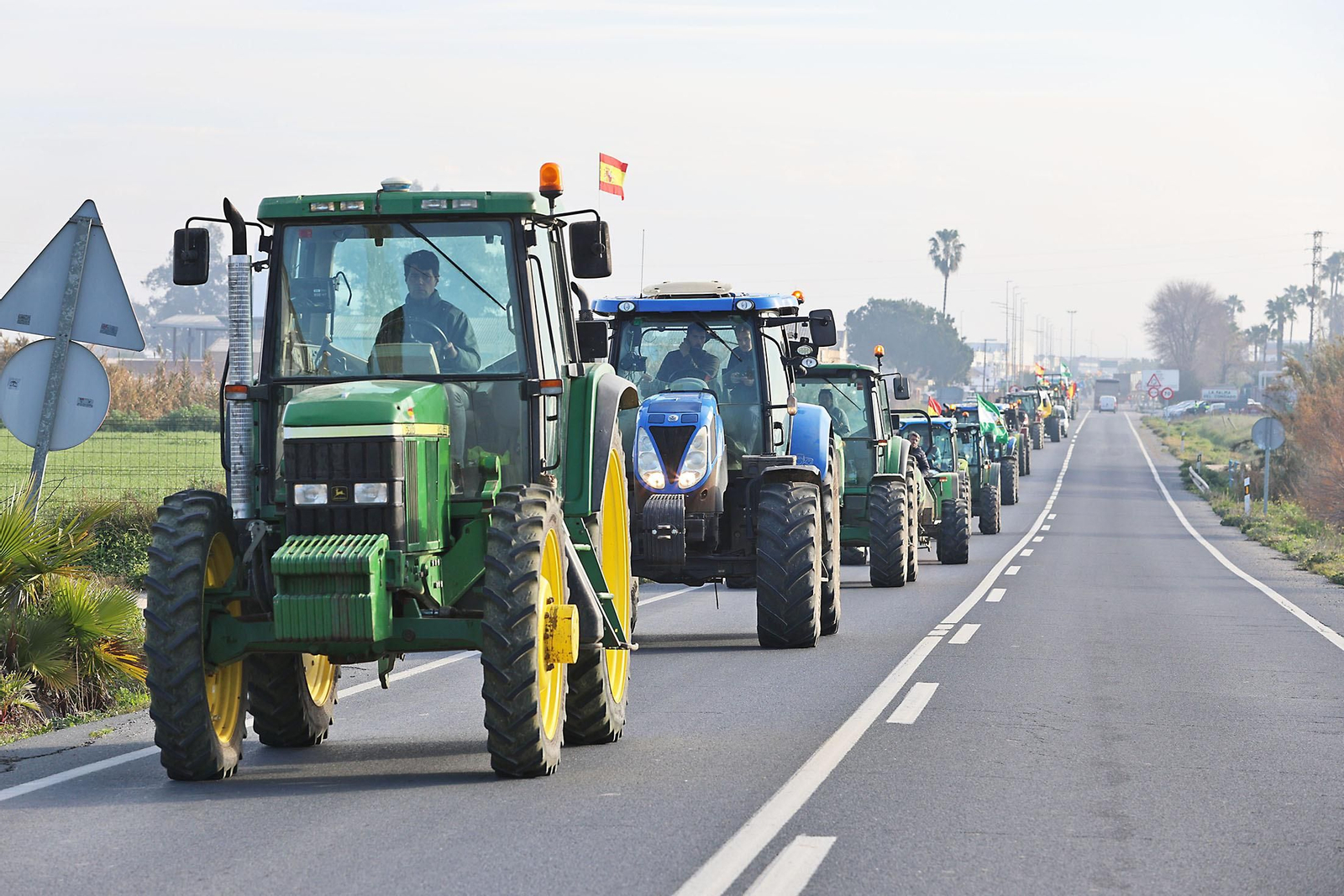 Las imágenes de la tractorada de los agricultores de Huelva este martes