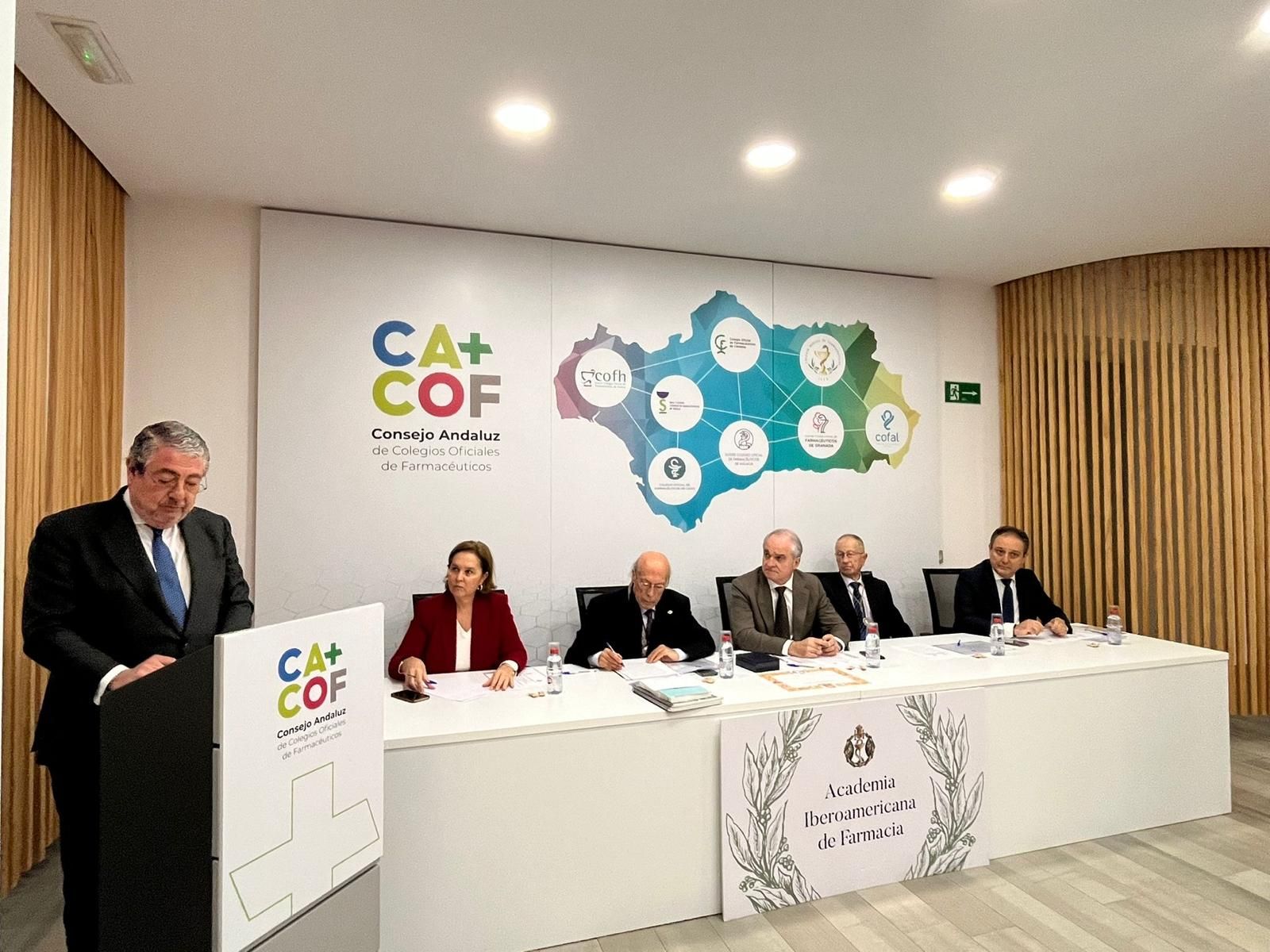 El director general de Aproafa durante su discurso de ingreso como Académico de Honor de la Academia Iberoamericana de Farmcia.