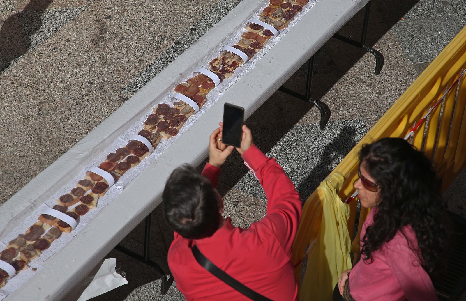 La III Tosta Ibérica Gigante de Los Barrios, en imágenes