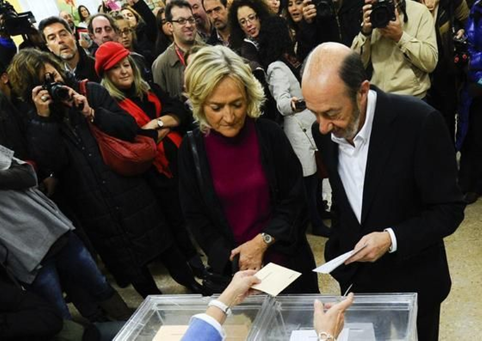 Rubalcaba y su esposa, Pilar Goya, votan.

Foto: AFP