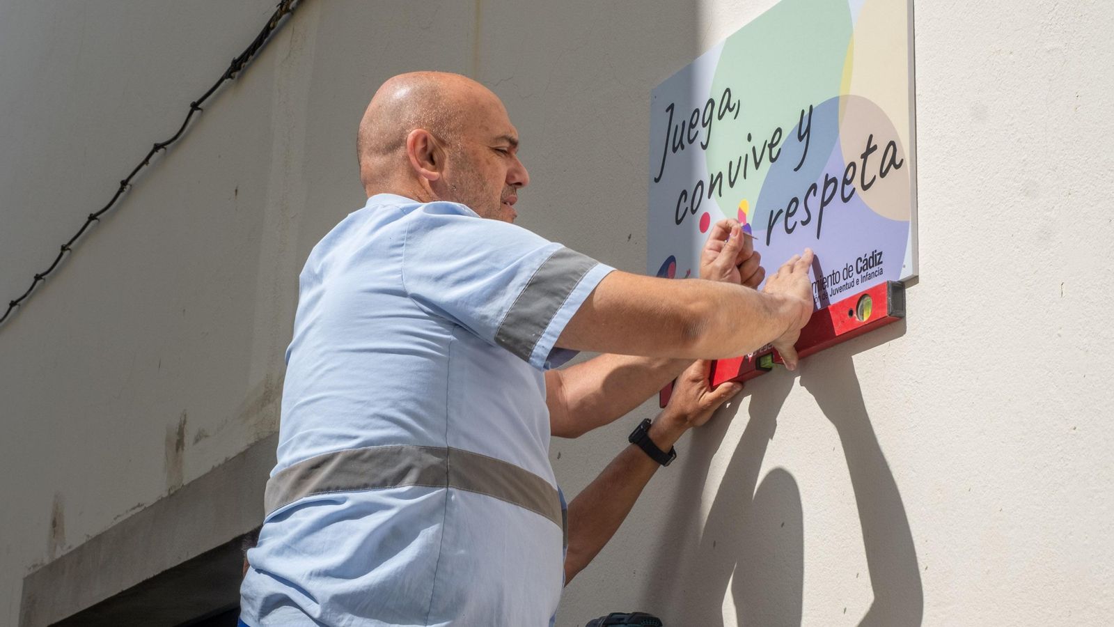 Colocación del nuevo cartel: "Juega, convive y respeta".