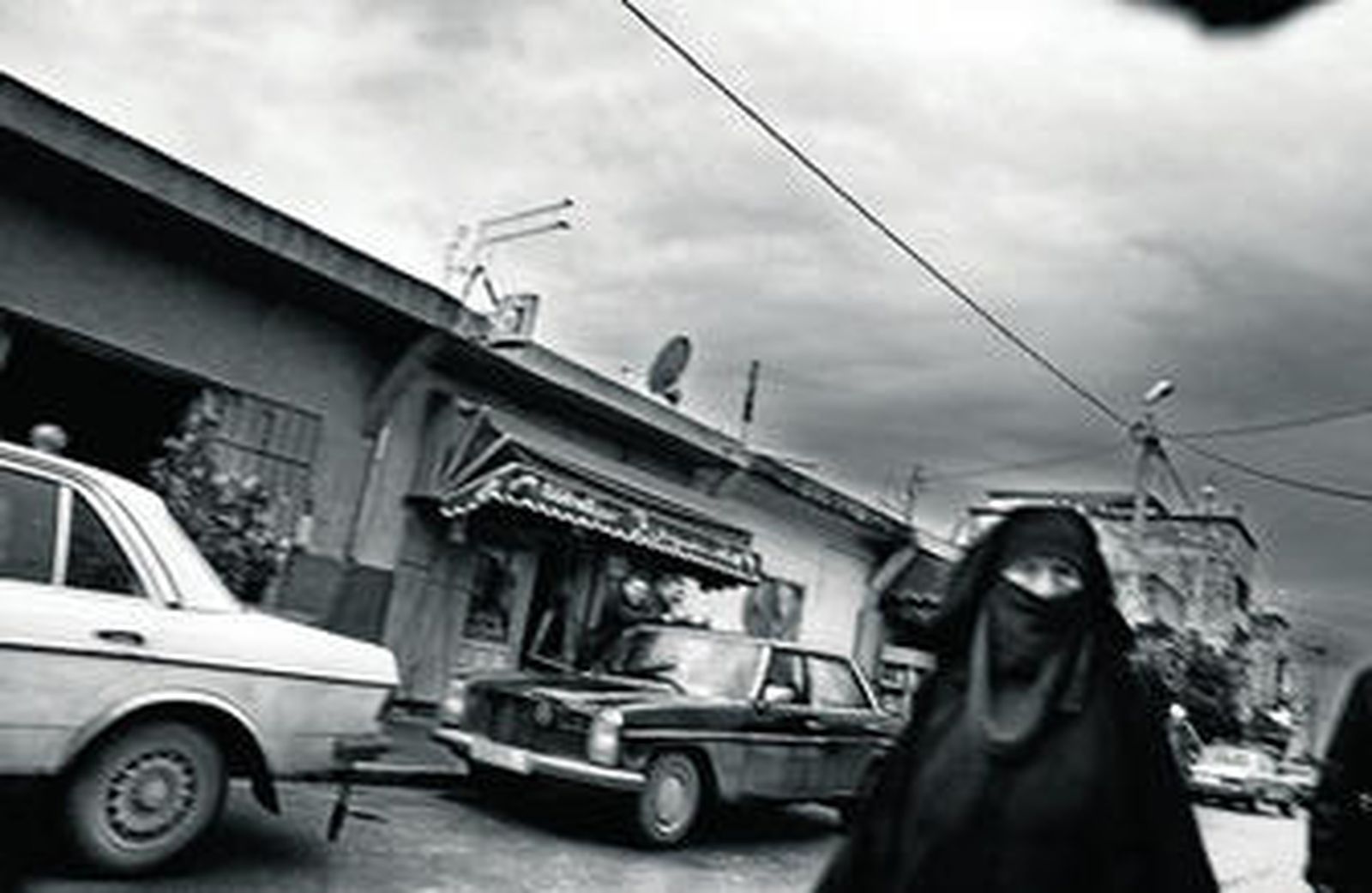 Una mujer camina por una calle de Marruecos.