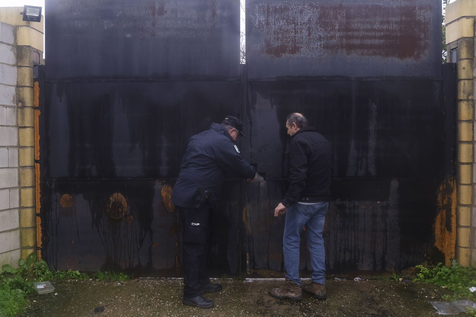 Los vecinos de Guadalvalle desalojan sus parcelas por la crecida del Guadalquivir, en imágenes