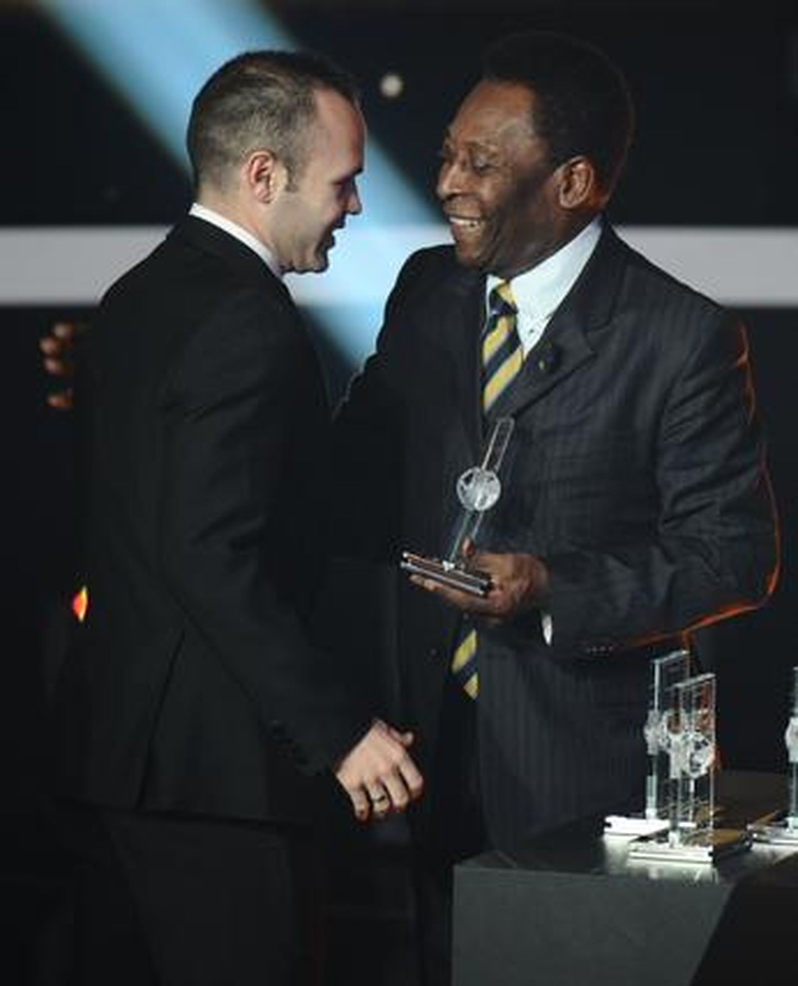 Pele entrega a Iniesta el distintivo que lo incluye en el once ideal del año. / AFP