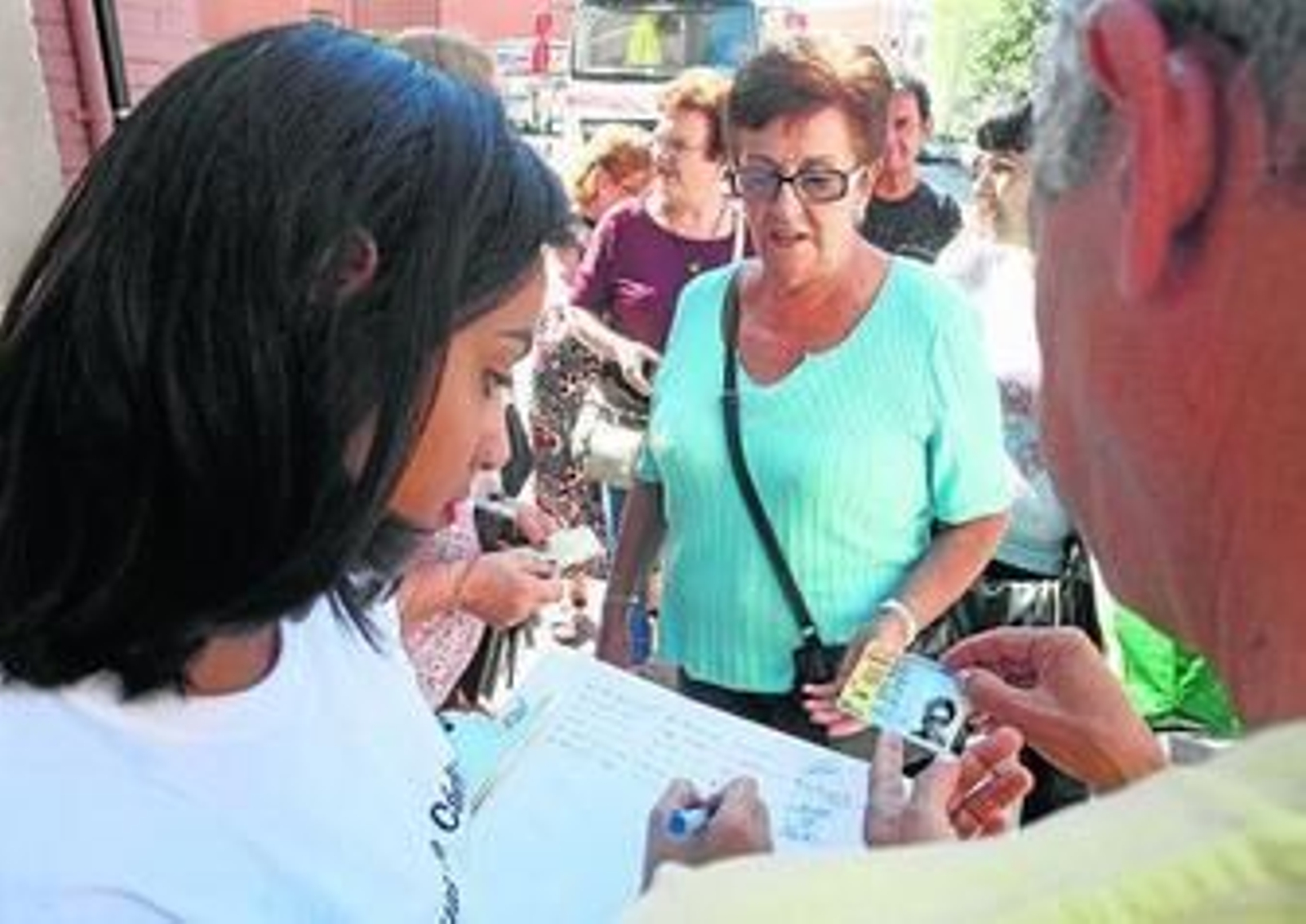 Una trabajadora de Aguas de Cádiz controla la entrega de vales de lavandería.