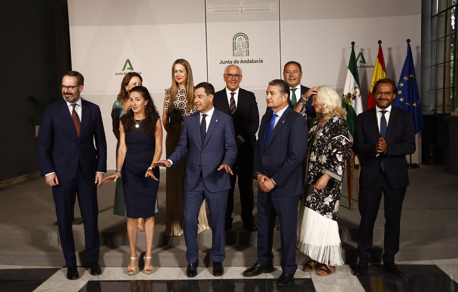Los delegados del Gobierno andaluz de cada provincia, con Juanma Moreno y Antonio Sanz, en la toma de posesión en San Telmo.