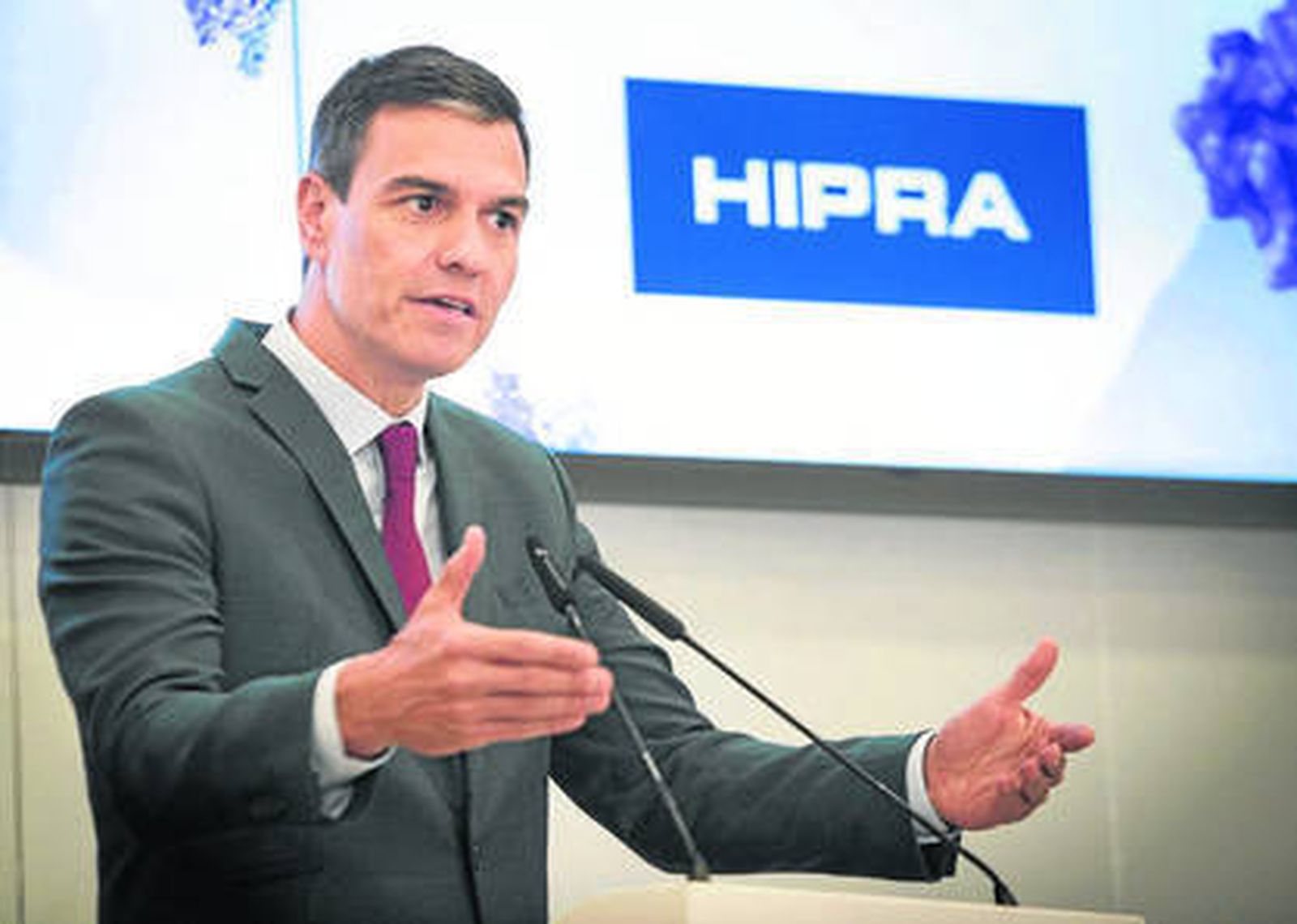 El presidente del Gobierno, Pedro Sánchez, interviene durante su visita a las instalaciones de Hipra.
