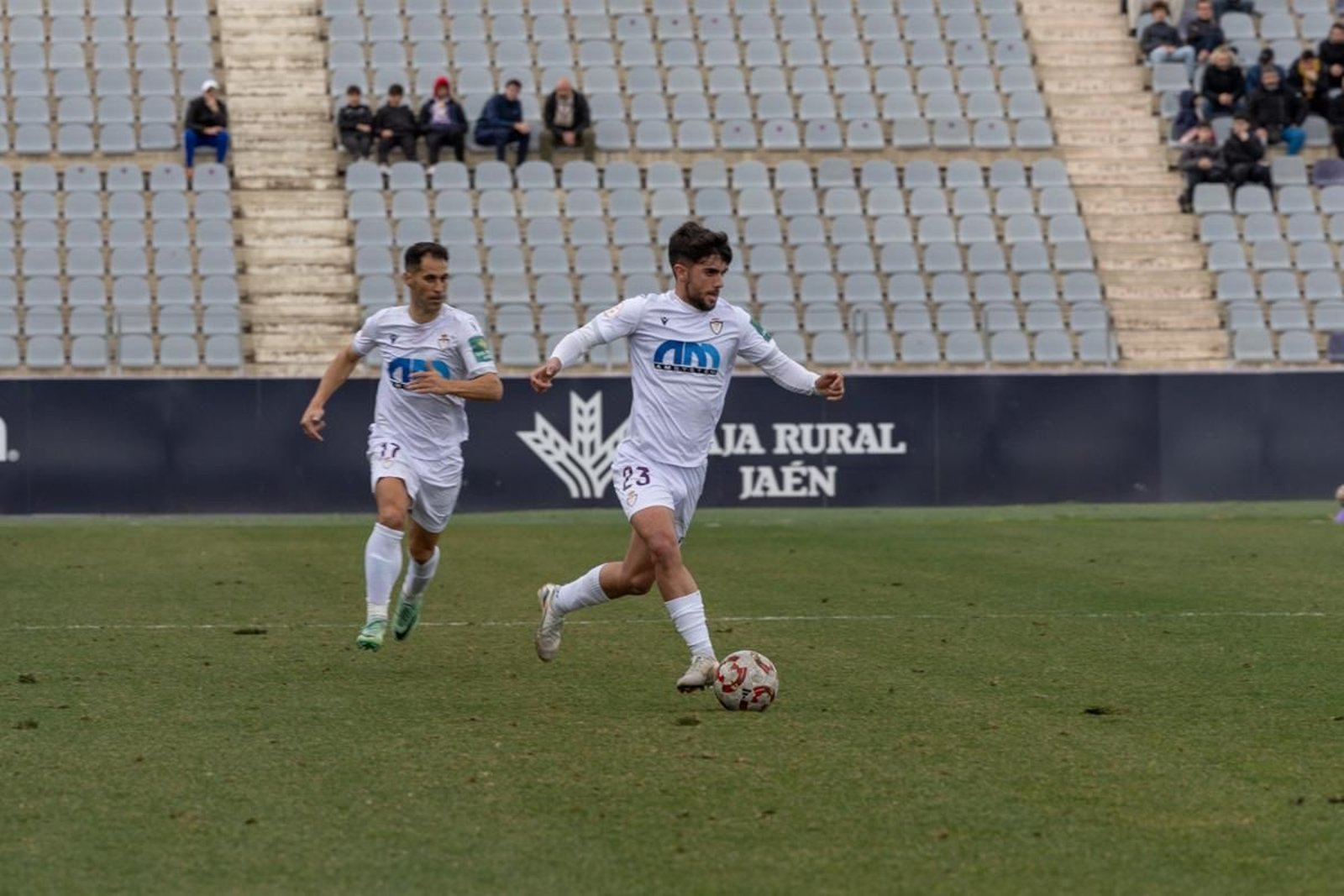 La emoción del triunfo in extremis del Real Jaén ante el Atlético Mancha Real, en imágenes