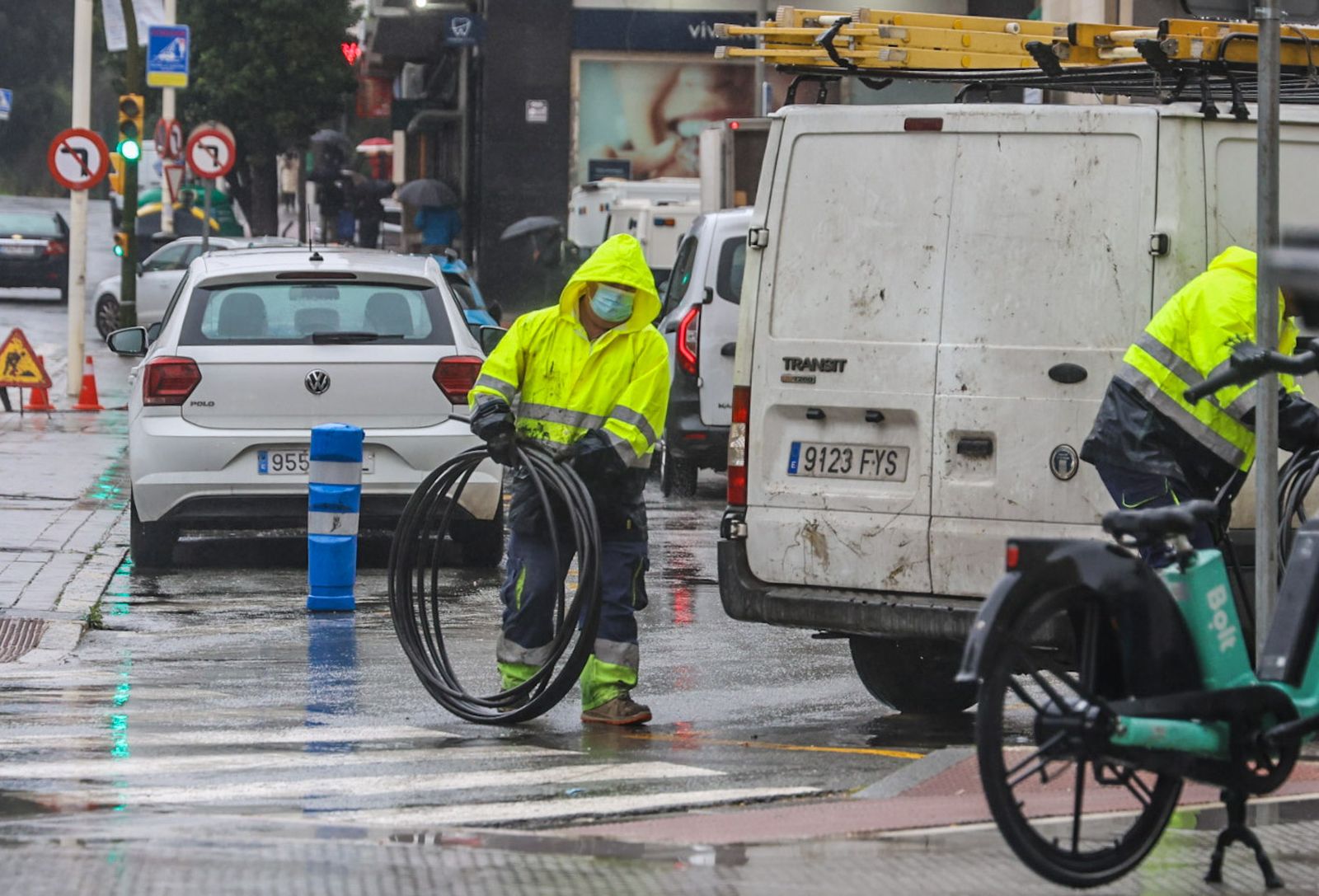 Fotografías de la mañana lluviosa en la capital