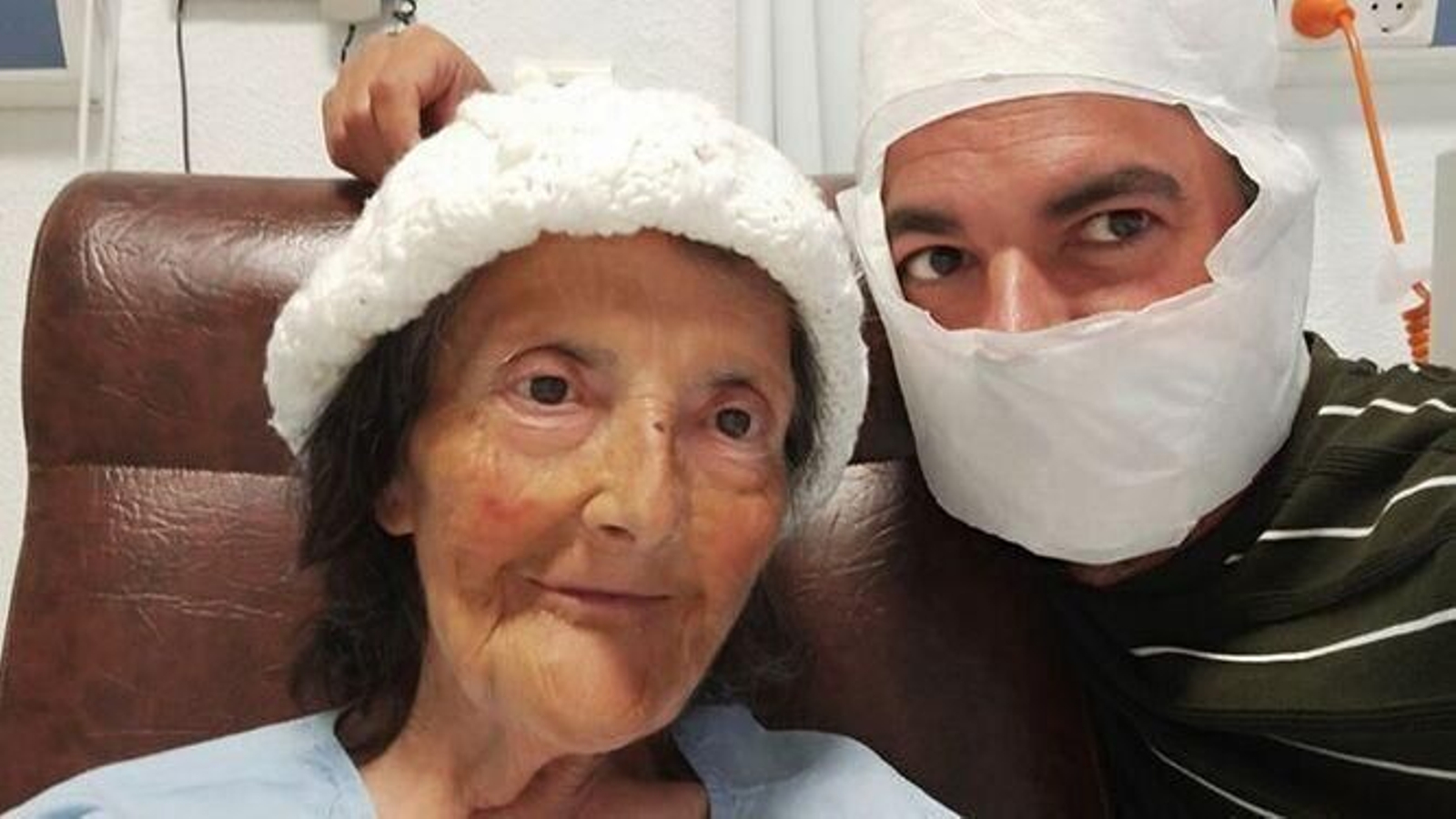 La Tía Pepa, en una imagen de cuando estuvo en el hospital, con su sobrino.