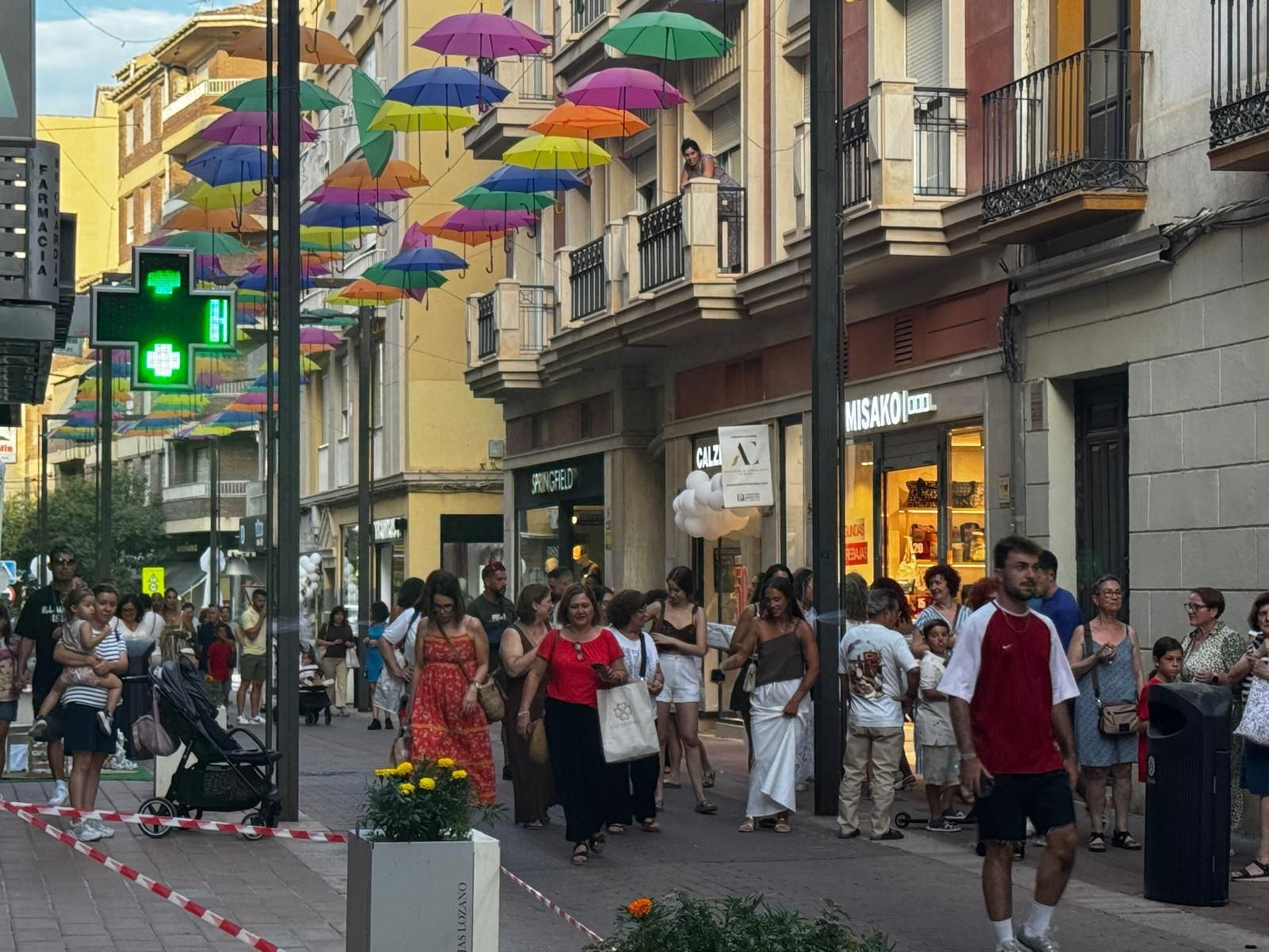 Varias personas por el centro de Motril durante la celebración de la Noche en Blanco del comercio