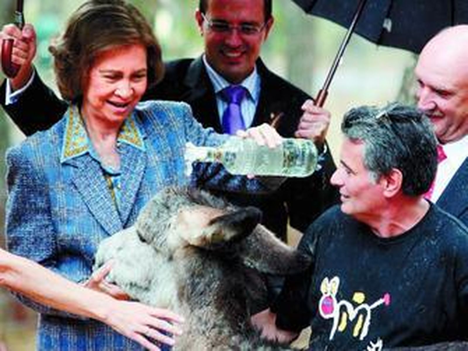 La Reina 'bautiza' a un burro en Rute