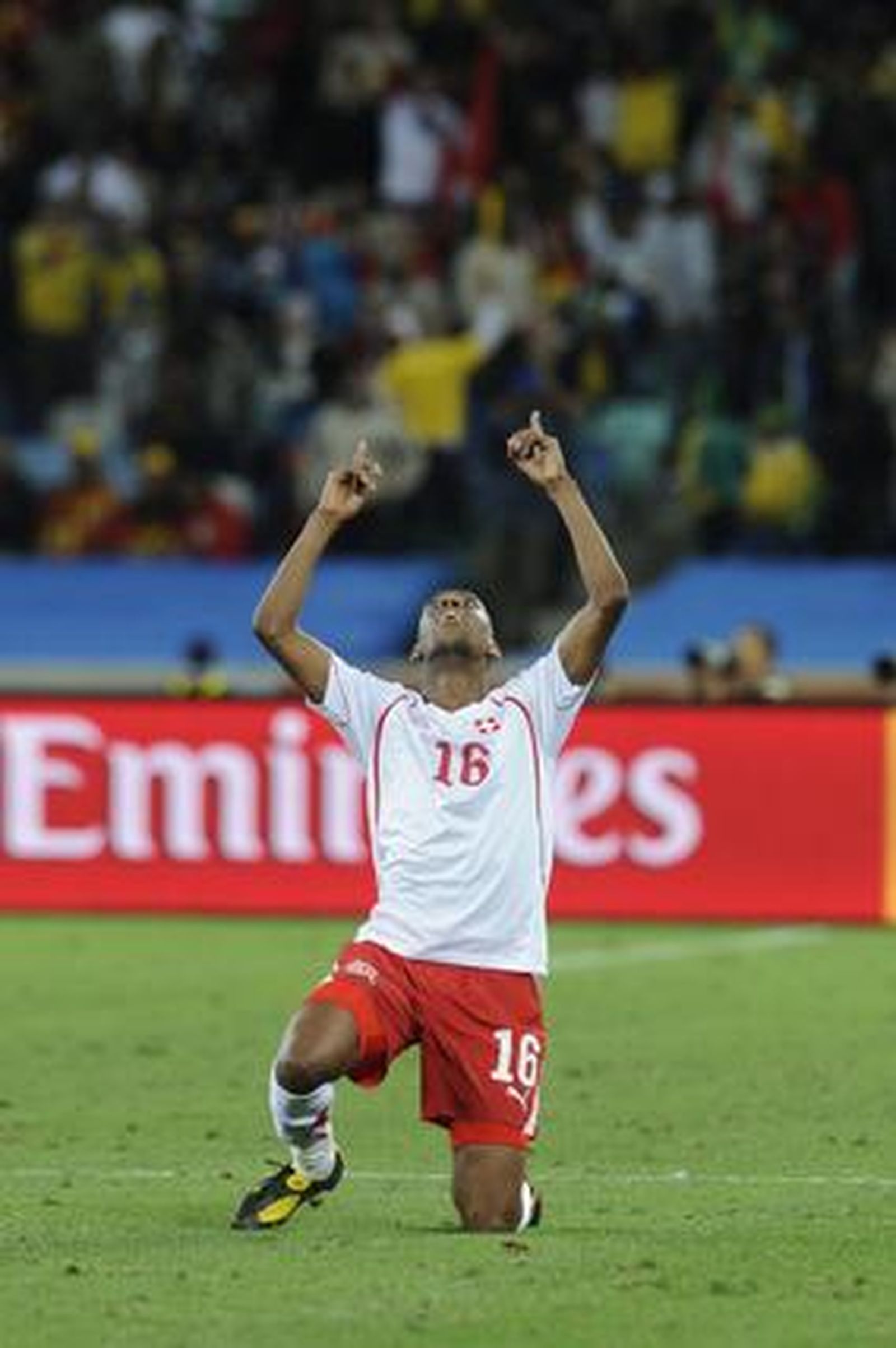 Fernandes mira al cielo después de marcar a España. / Reportaje gráfico: EFE, Reuters, AFP