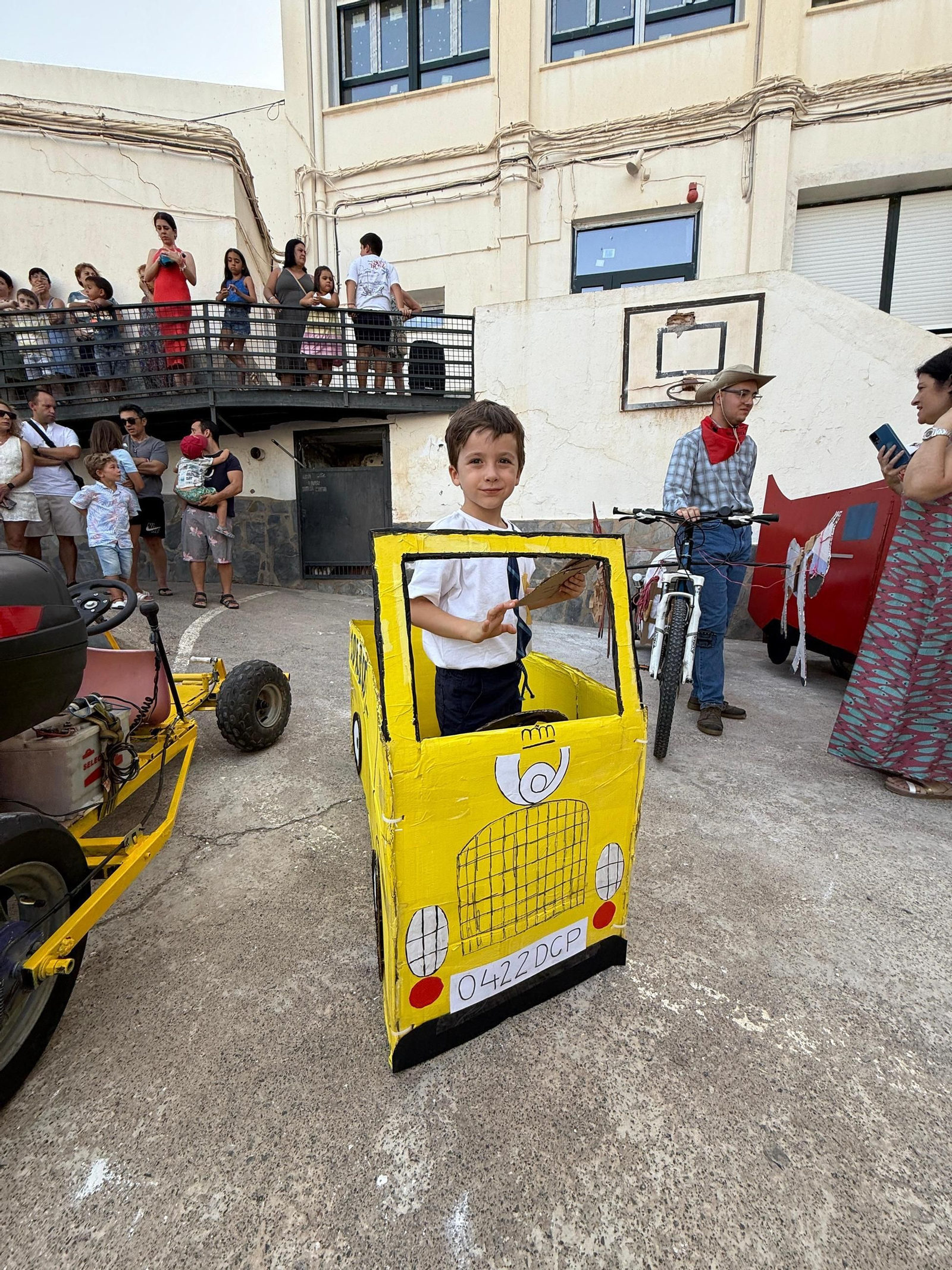 Uno de los niños participantes en los autos locos de Abrucena.