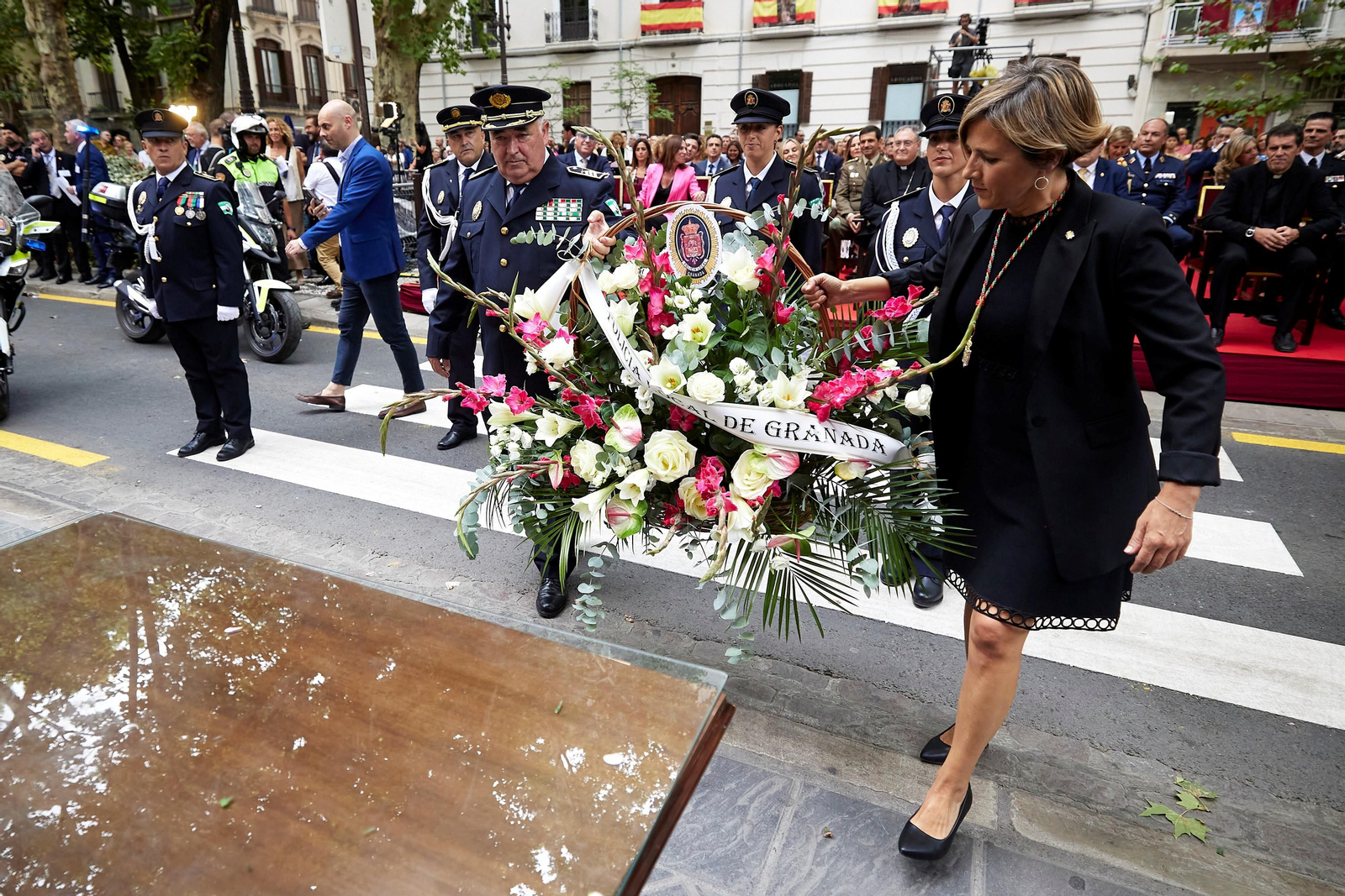 Granada se vuelca con la ofrenda floral en la Basílica de la Virgen de las Angustias