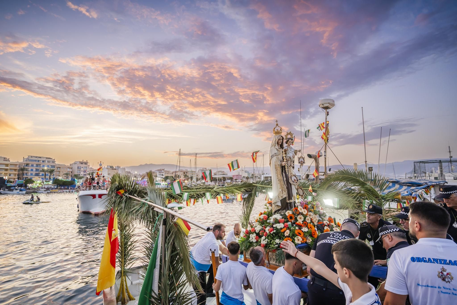 La procesión de la Virgen del Carmen y Santa Ana pone el broche final a las fiestas del Puerto de Roquetas