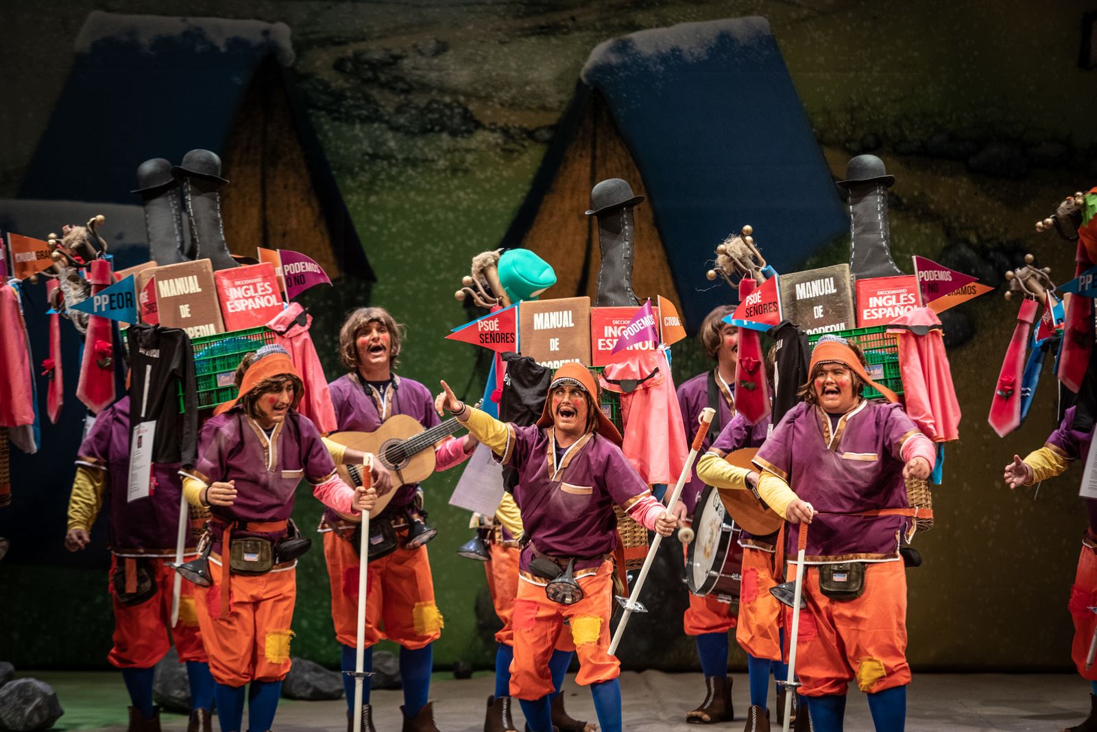 La chirigota 'Qué cruz de guía' sobre el escenario del Falla