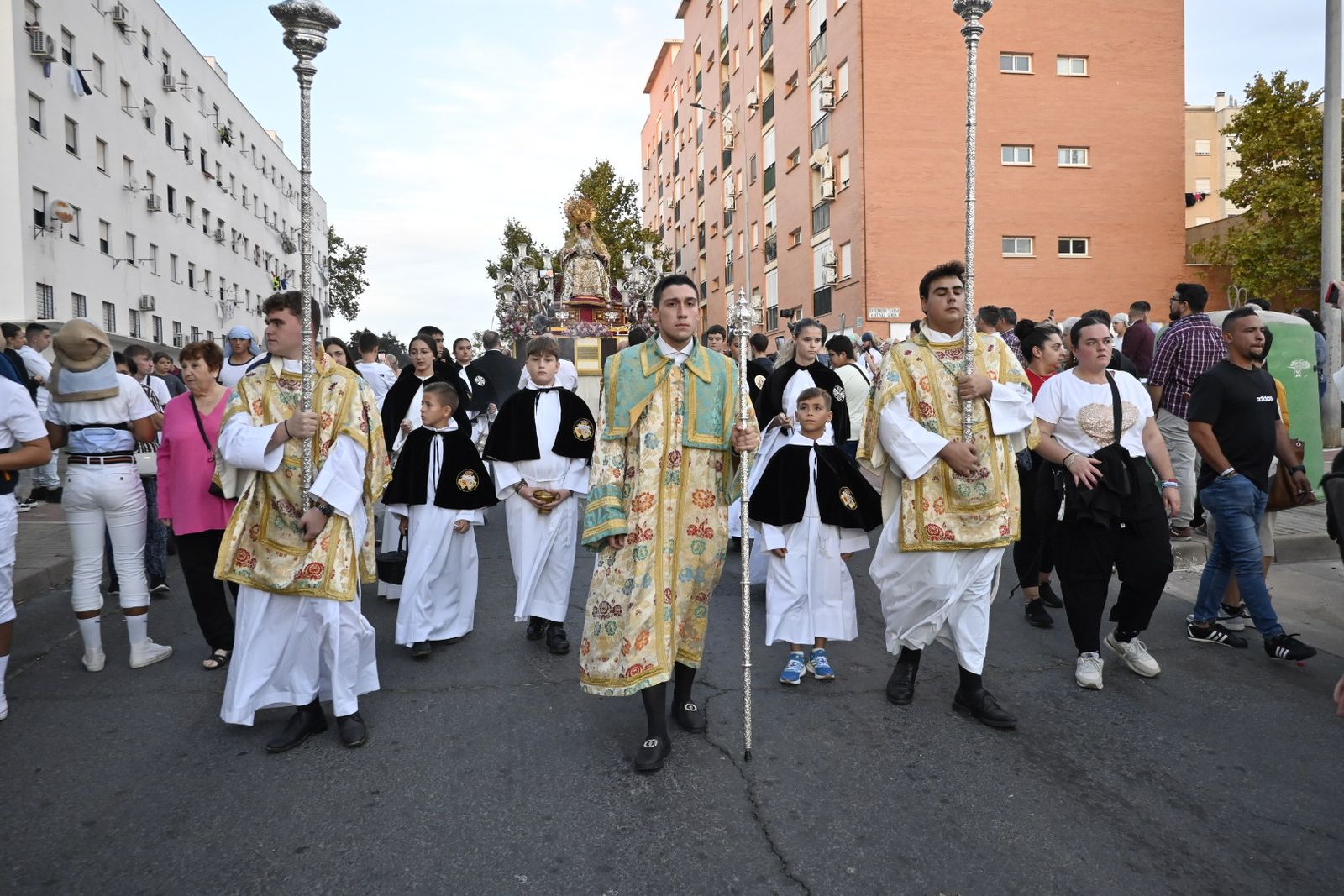 Primera procesión de la Virgen del Rosario por las calles de Huelva, en imágenes