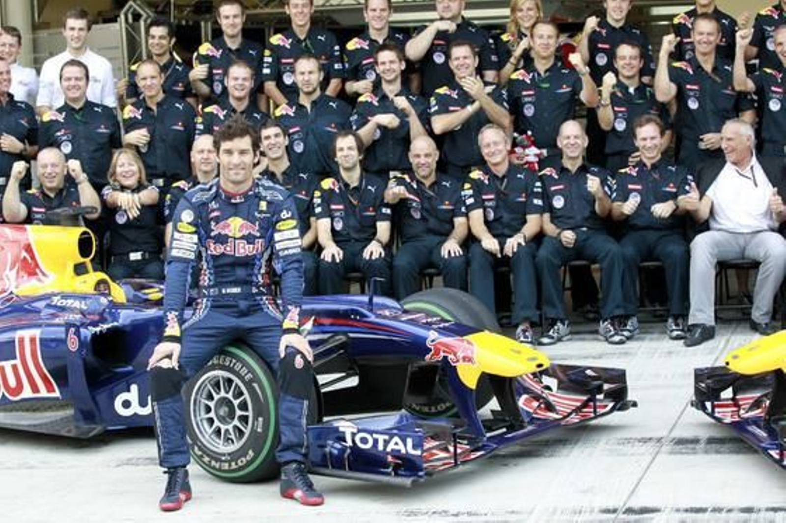 Mark Webber posa con el equipo de Red Bull antes de la carrera de Abu Dhabi.

Foto: Reuters