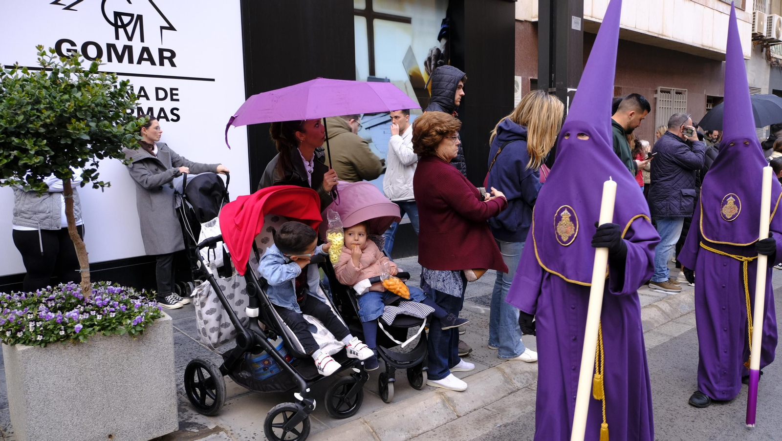 Pasión vuelve a su Iglesia de Santa Teresa azotada por la lluvia