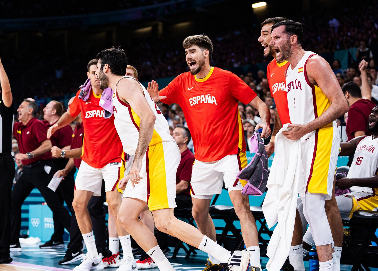 Alberto Díaz hace trabajo sucio y España se agarra a París tras ganar a Grecia (84-77)