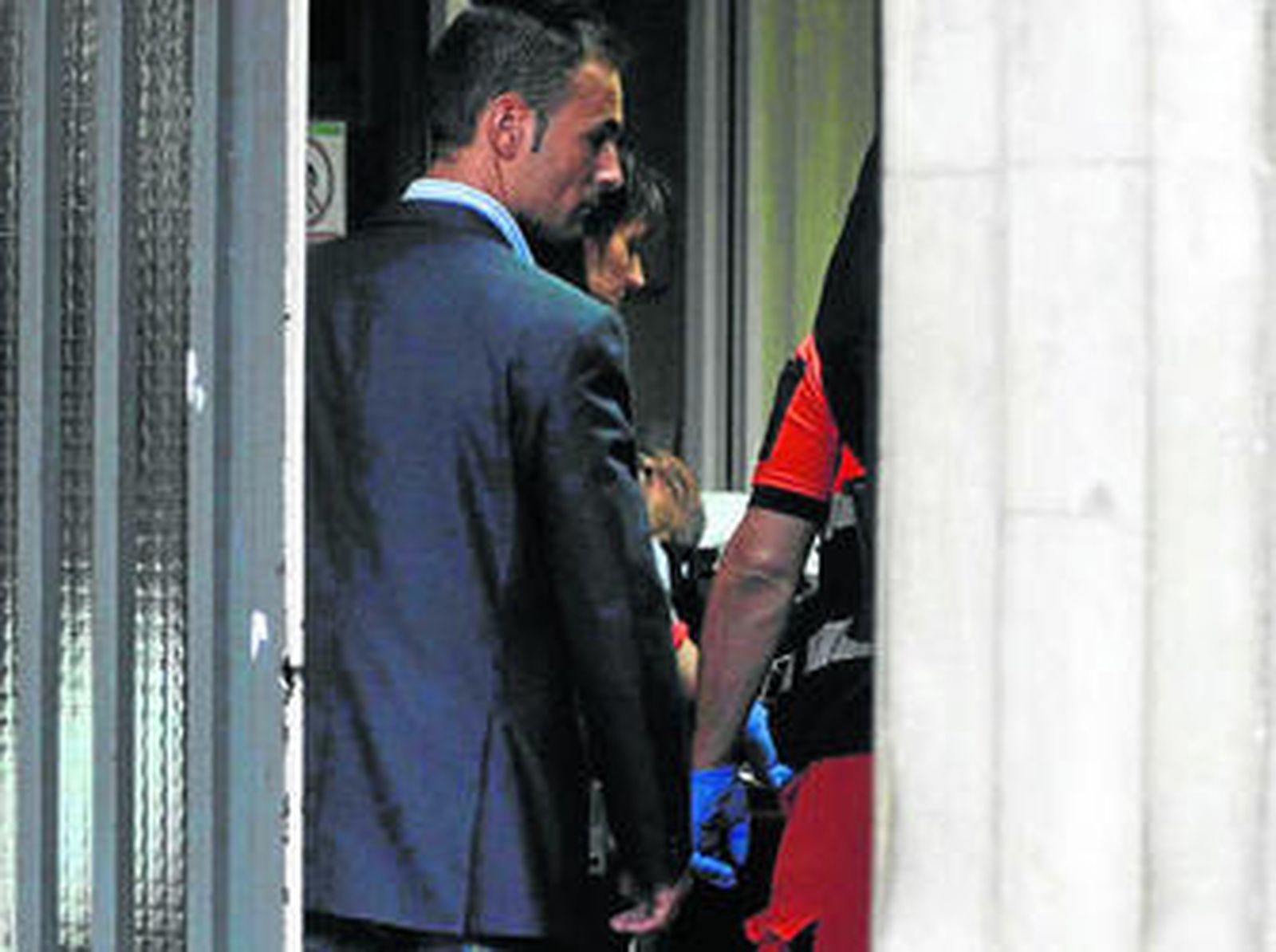 El acusado Eusebio Gaviño es atendido ayer por el personal sanitario del 061 en los juzgados.