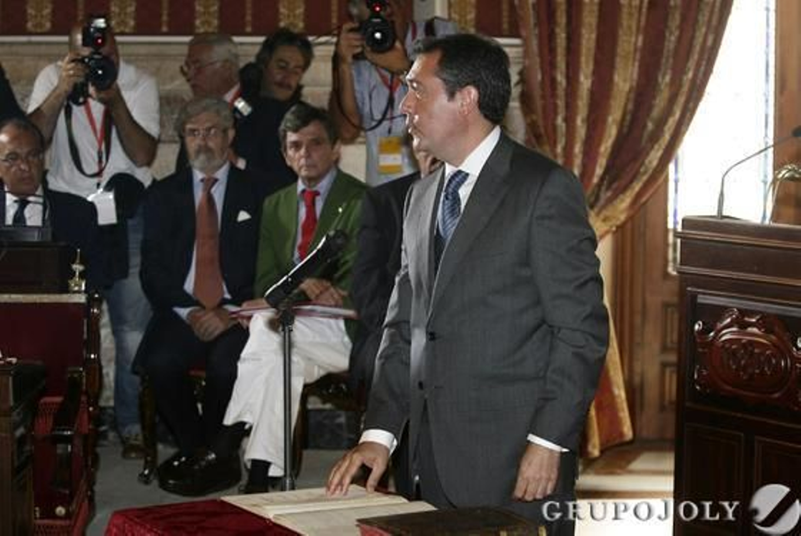 Espadas promete su cargo.

Foto: Antonio Pizarro - Manuel Gómez