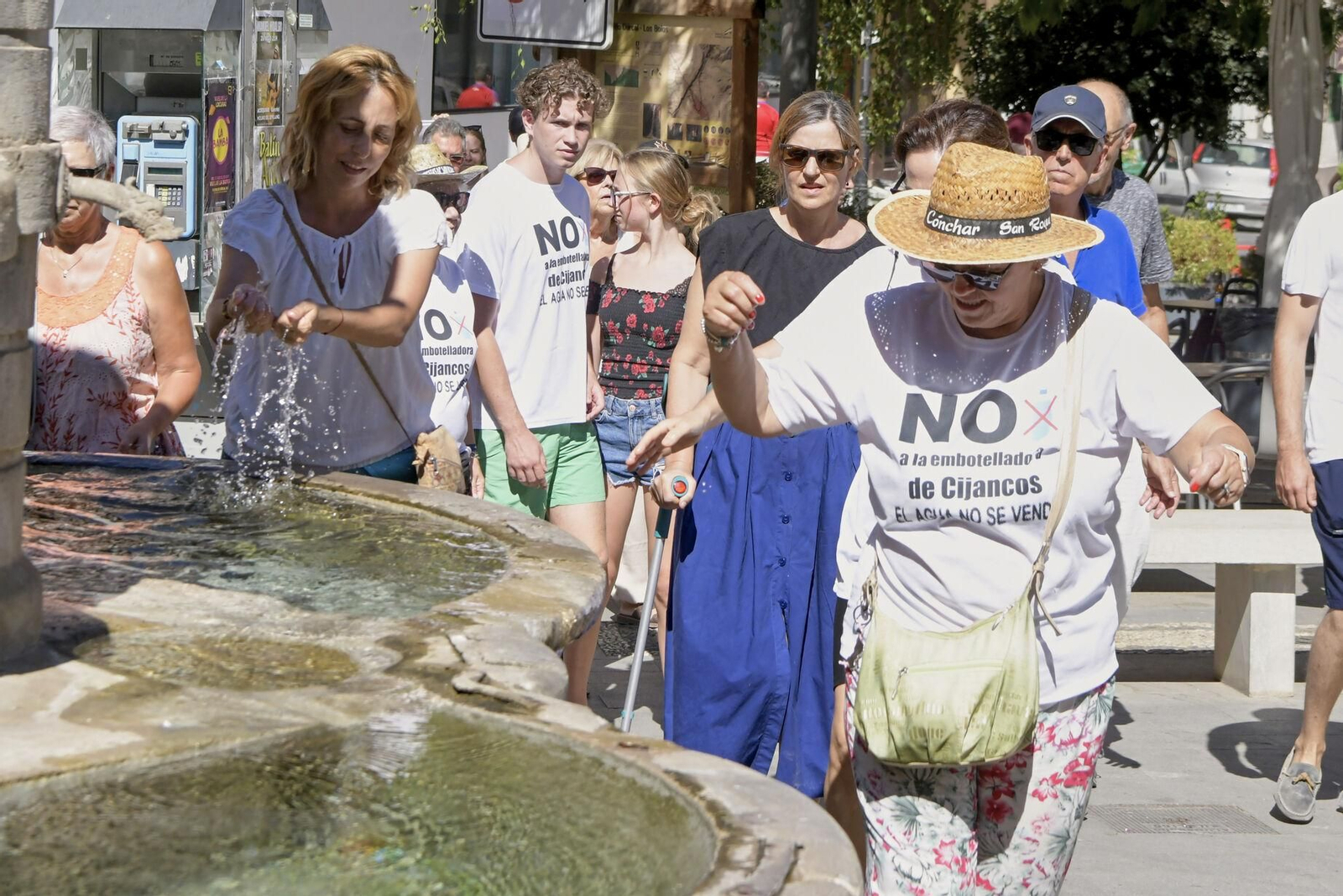 Así se han manifestado por las calles de Padul en contra de la embotelladora de Cijancos