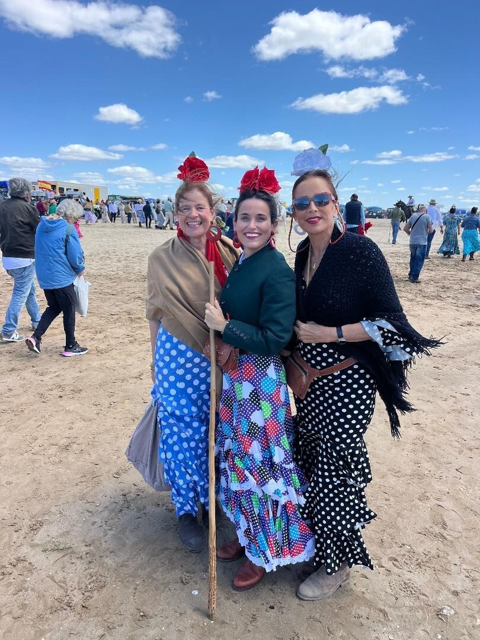 Lola Barbadillo, María Cuquerella y Miriam Bustillo, entrando en la playa del Coto Doñana.