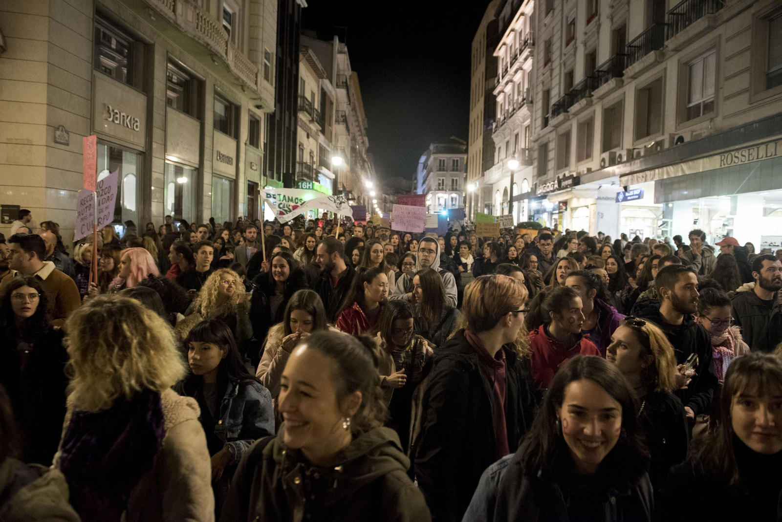 Granada se tiñe de morado con la ola feminista