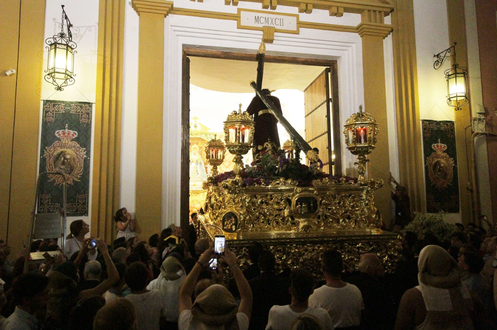 Imágenes del Señor de Pasión en la procesión del centenario de la hermandad
