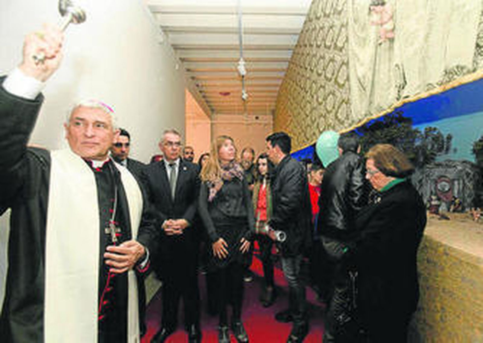 Zornoza bendijo ayer el Belén que la Fundación Cajasol ha instalado en su sede de la plaza de San Antonio.