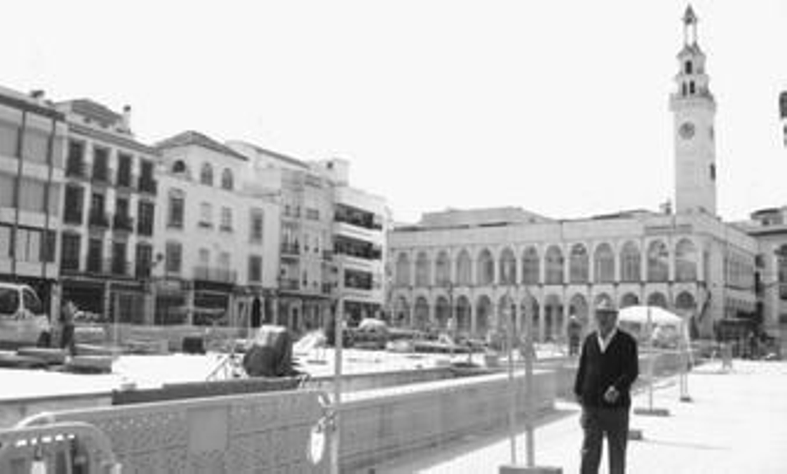 Estado actual de la Plaza Nueva de Lucena con el edificio del Ayuntamiento de la ciudad al fondo.