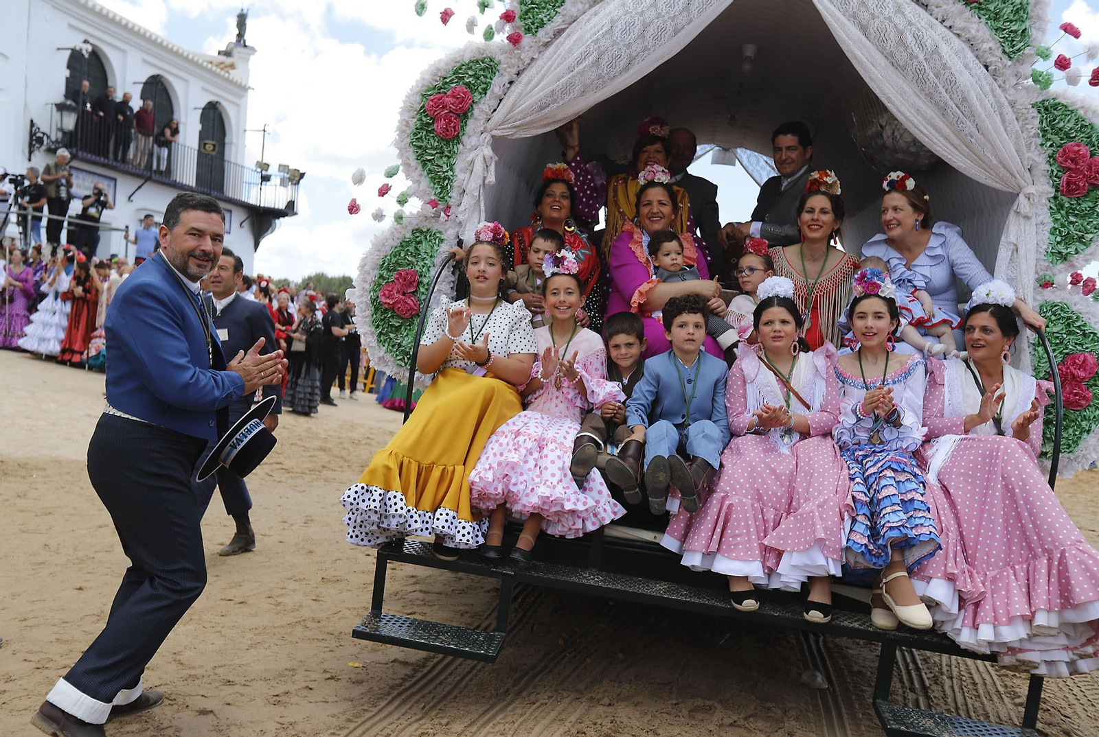 Presentación de la Hermandad de Huelva ante la Blanca Paloma