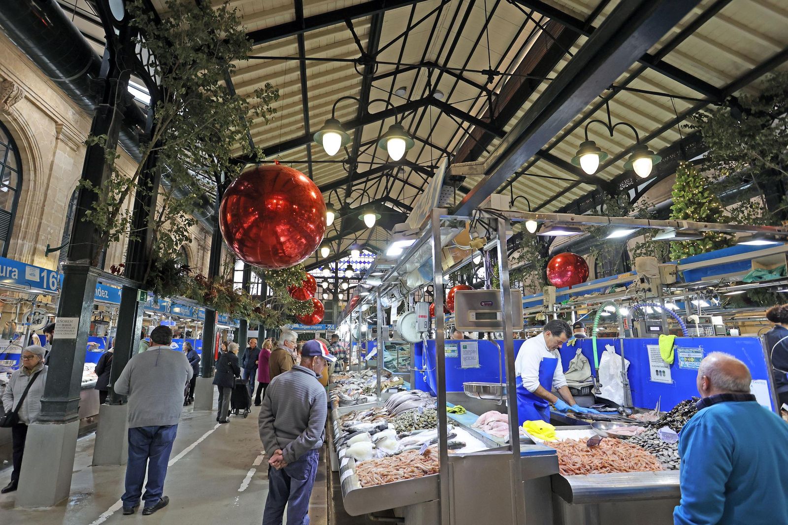 Ésta es la decoración navideña del mercado central de Jerez