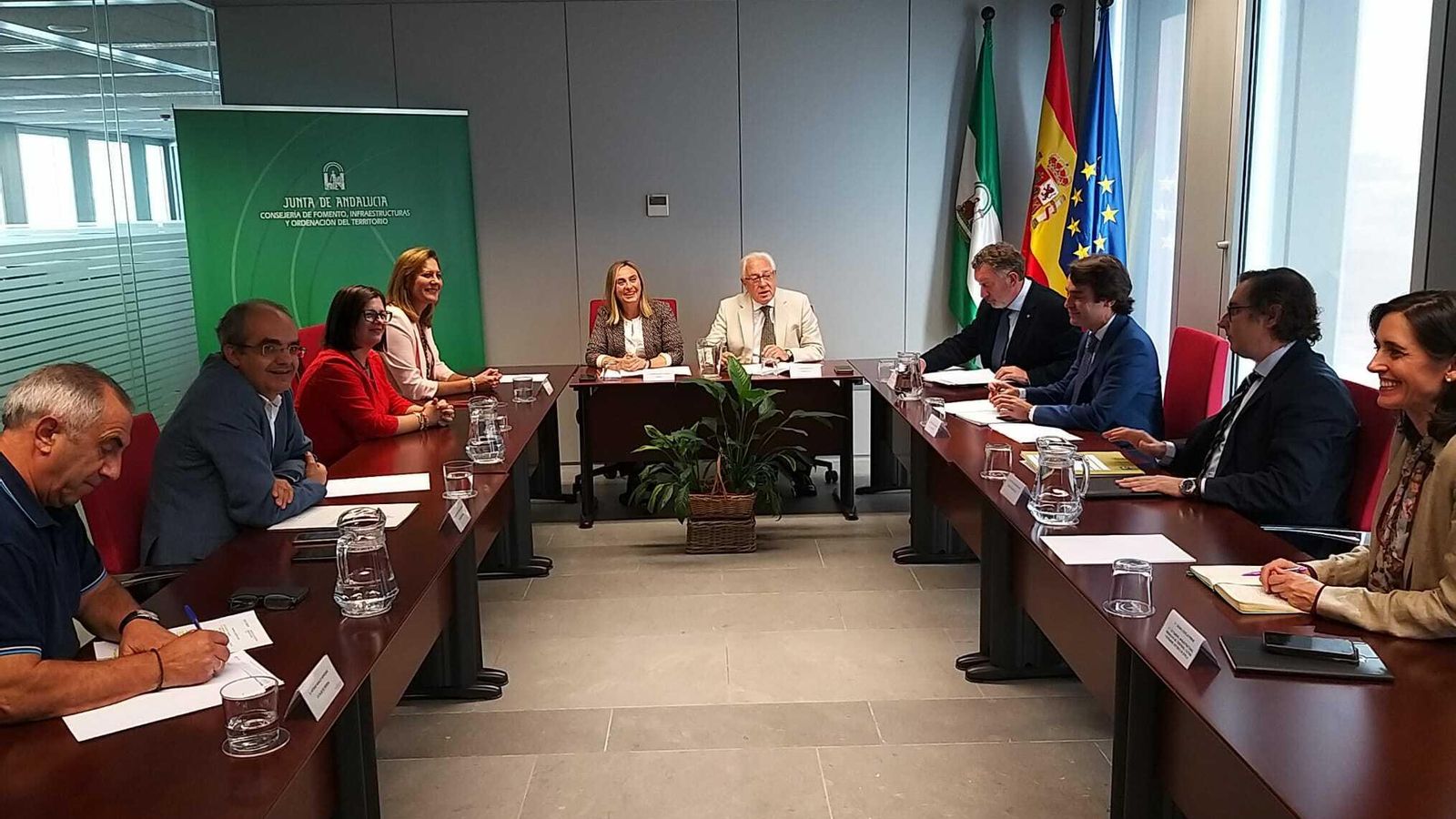 Los alcaldes de Pedrera, Arahal, Marchena y Osuna reunidos este martes con la consejera Marifrán Carazo y Jaime Raynaud.