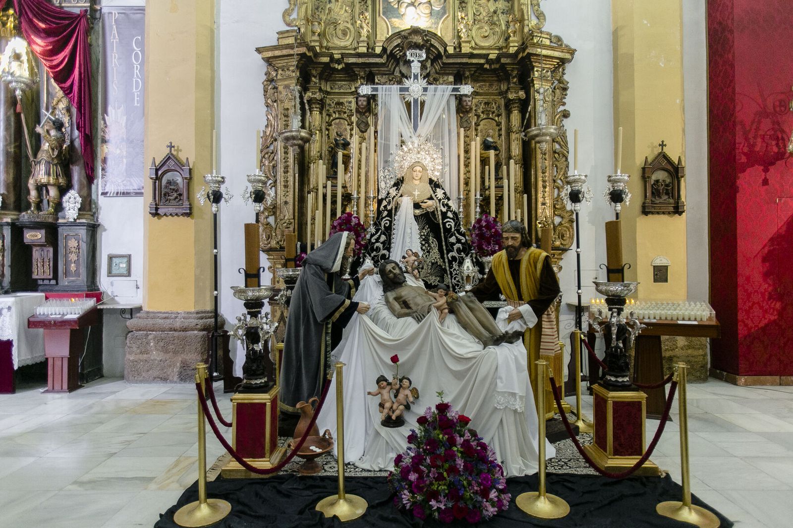 Altar montado por la hermandad de la Soledad para este Viernes Santo.