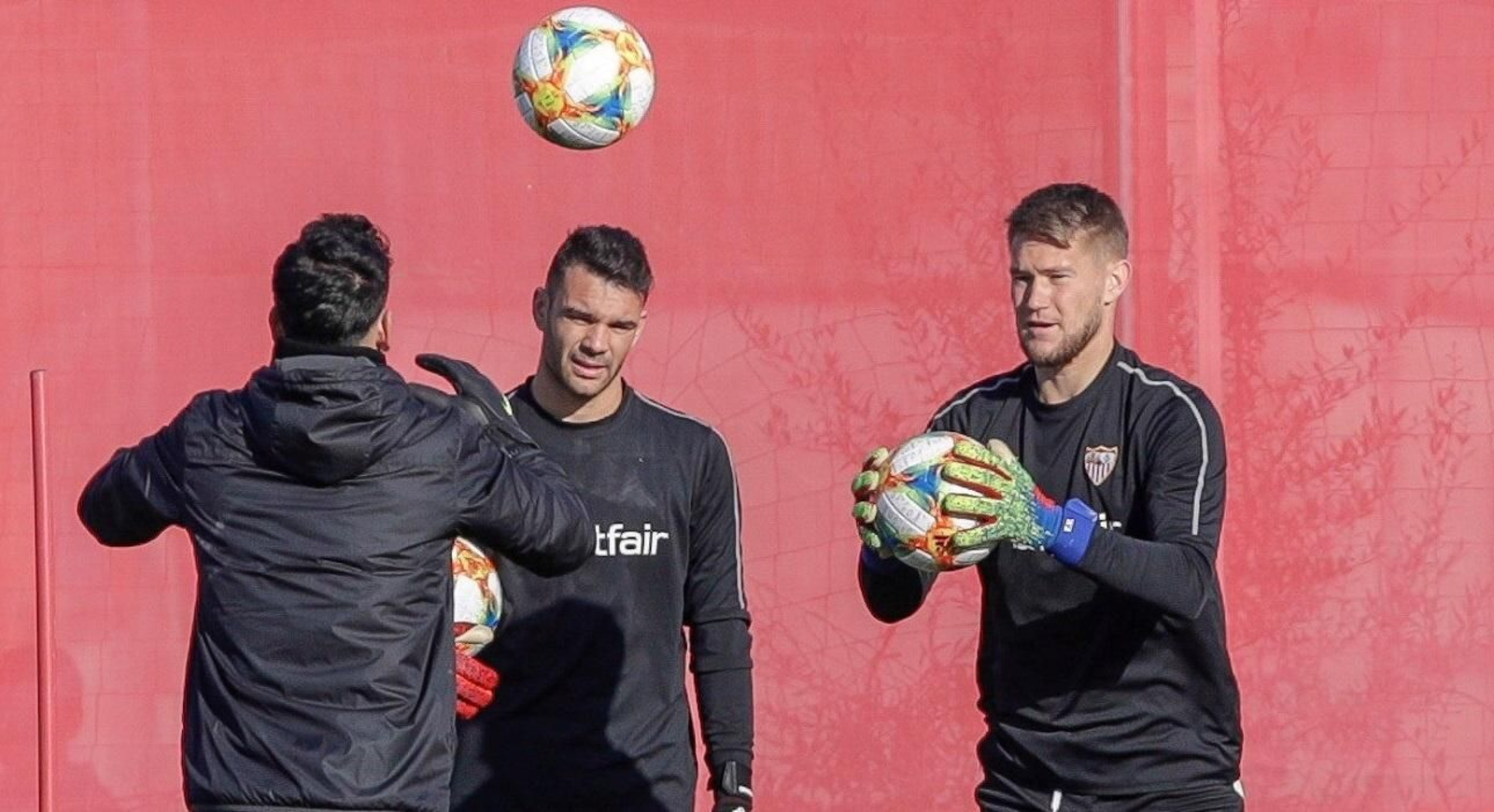 Caparrós se debate entre Juan Soriano y Tomas Vaclik para el derbi.