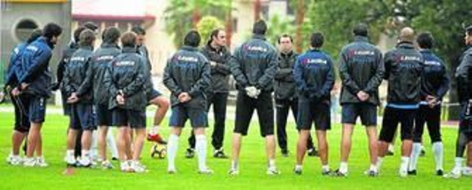 Poyatos habla con los jugadores xerecistas antes del inicio del entrenamiento.