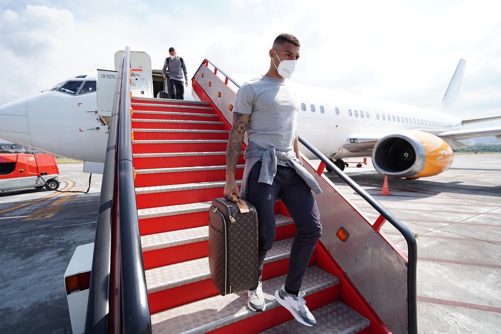 Diego Carlos desciende del avión que llevó al Sevilla a San Sebastián.