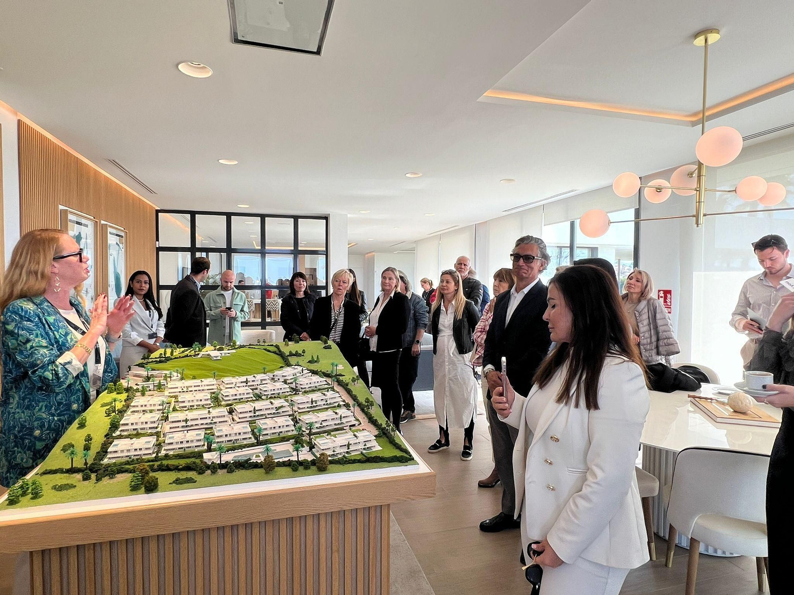 Un evento con clientes de Aedas Homes en una de sus oficinas.