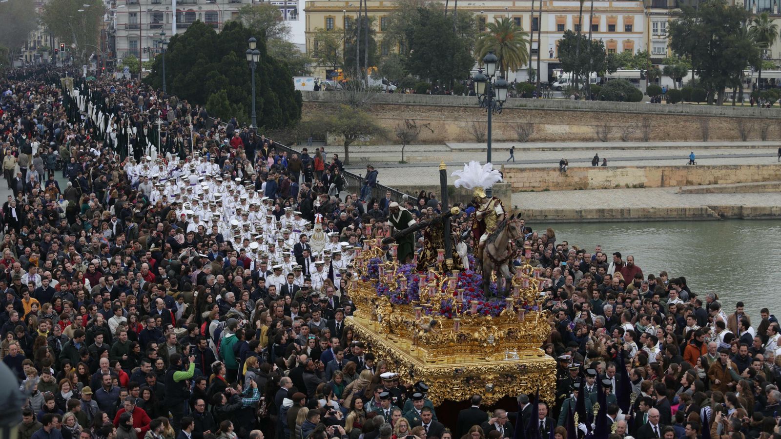 La banda de las Tres Caídas en su Hermandad de la Esperanza de Triana.