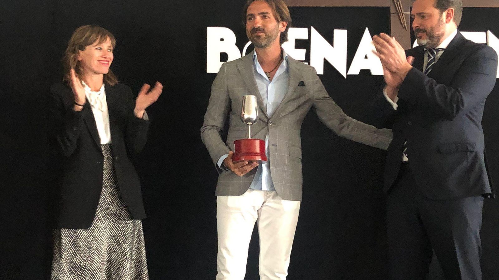 Laura Álvarez y Nicolás Sosa, con Juan de Mairena.