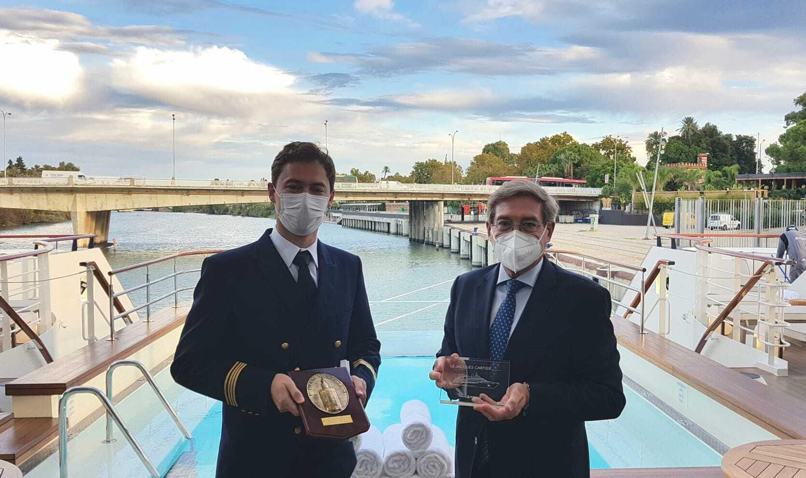 Acto de entrega de una metopa por parte de la Autoridad Portuaria de Sevilla a la tripulación del crucero 'Le Jacques Cartier'.