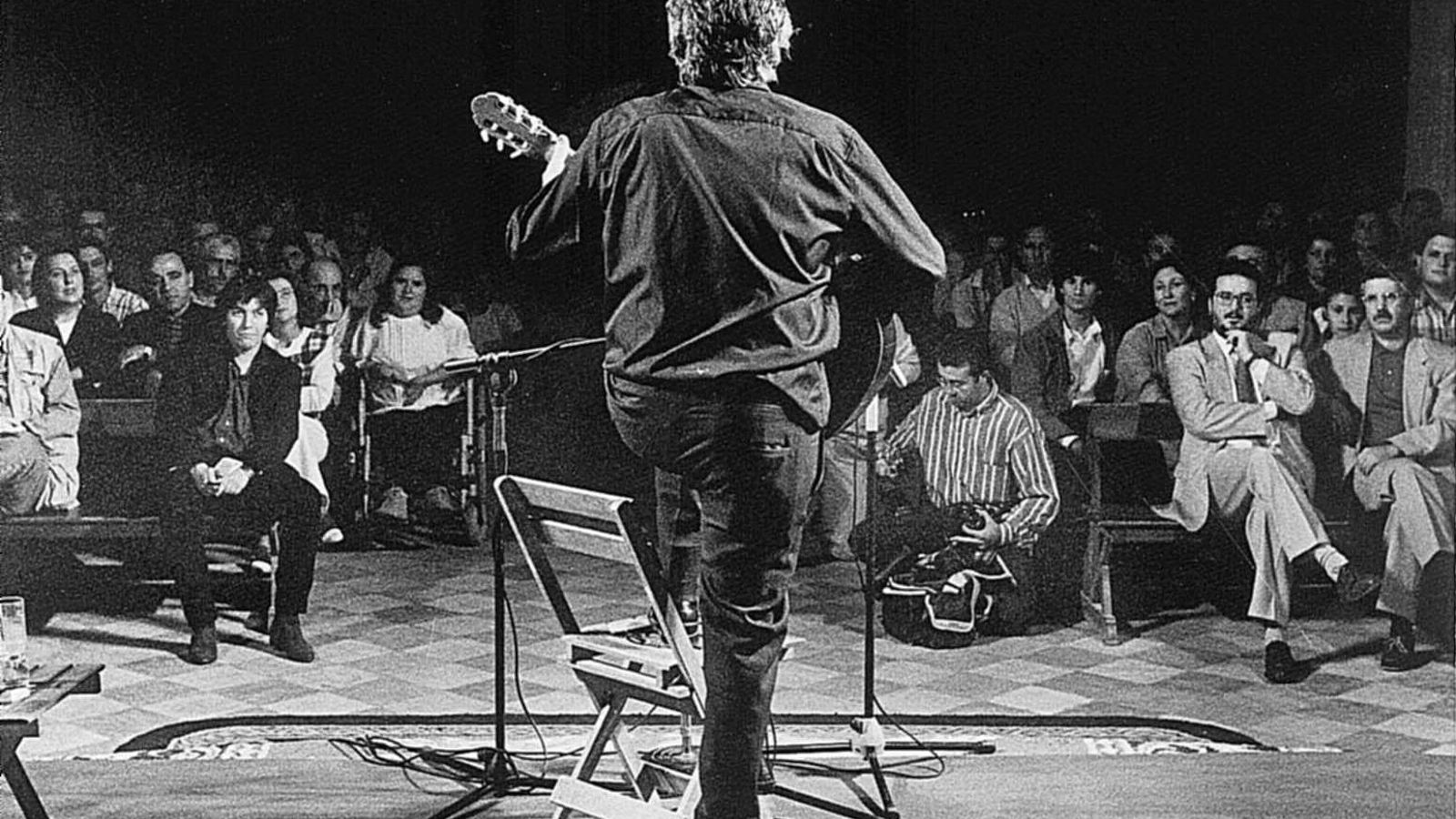 Pablo Ibáñez durante unos de sus conciertos en los años 70