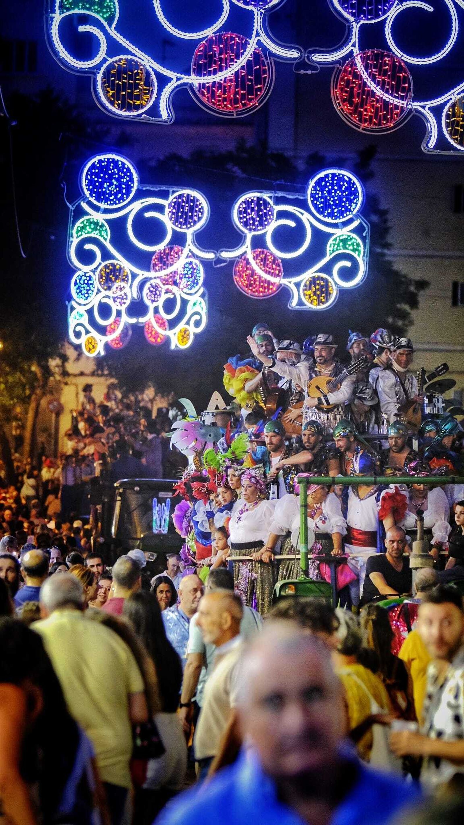 La noche del viernes de Carnaval en Cádiz, en imágenes