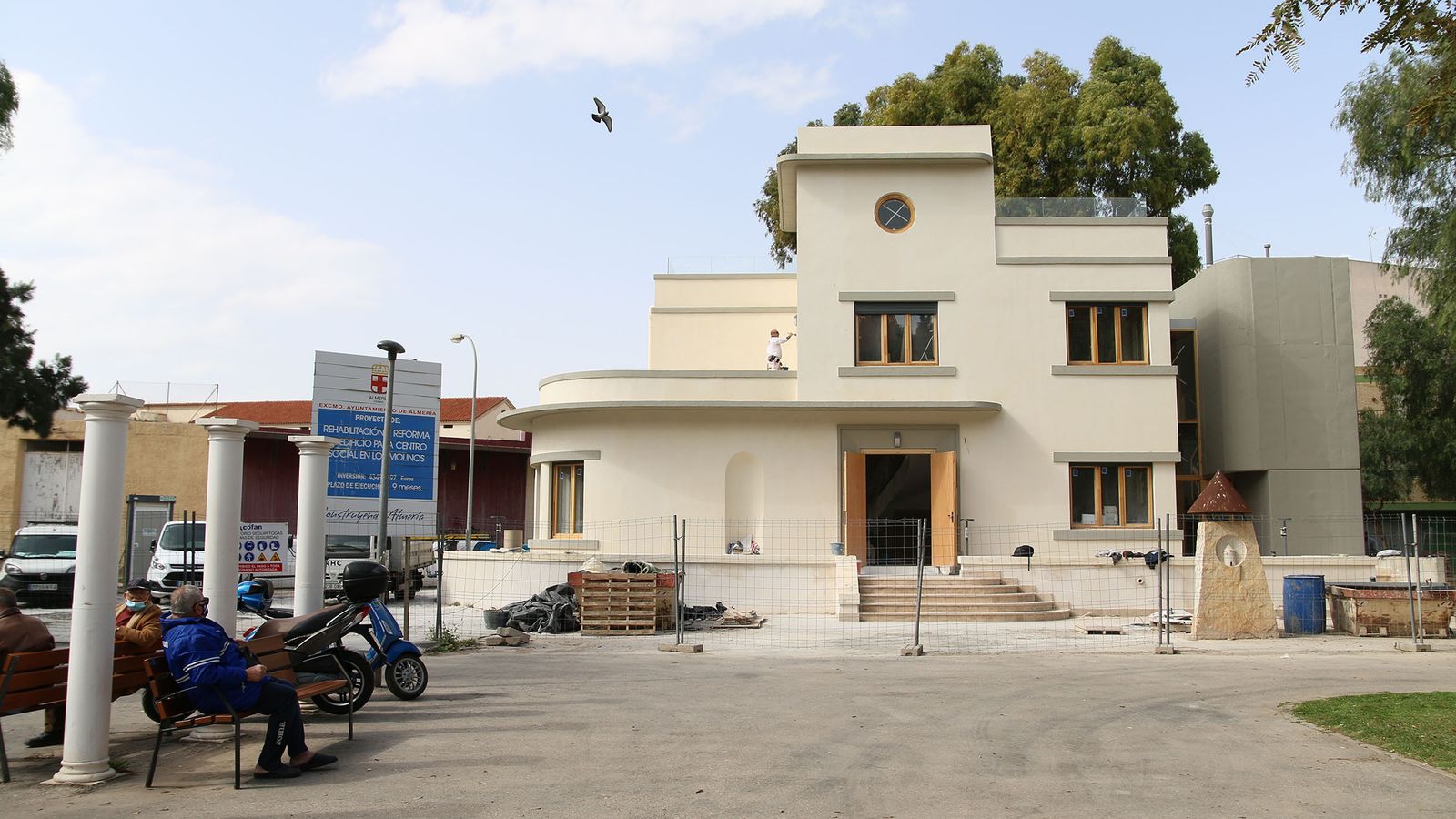 Fachada principal del edificio de Protección Civil, una casa burguesa diseñada en la década de los 30 por Langle