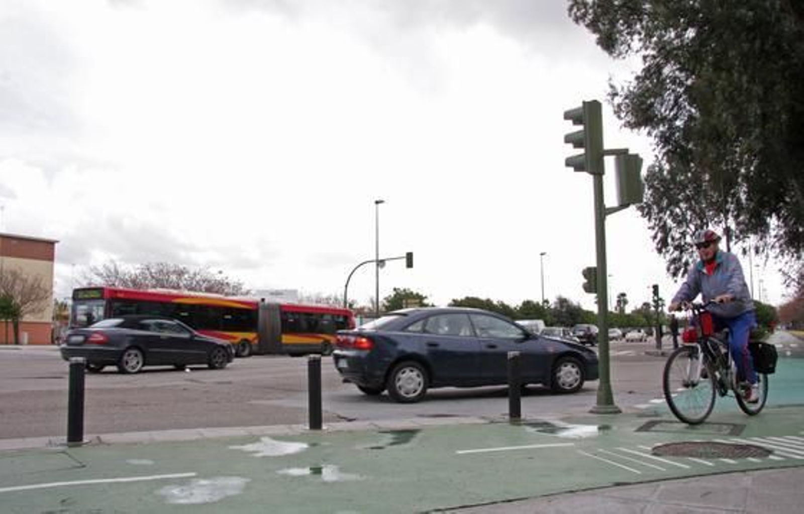 La Ronda del Tamarguillo no logra convertirse en un lugar de esparcimiento ciudadano.

Foto: Belén Vargas