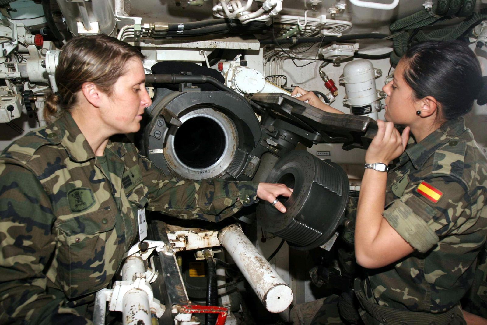 Imagen de archivo de dos mujeres dentro de un tanque en la base de Cerro Muriano.